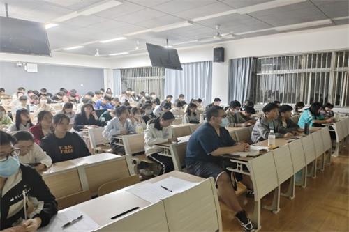 同学们有序就坐(1).jpg